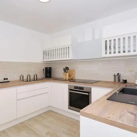 Front Victoria In Beautiful Nature - By Ta Leut Agency