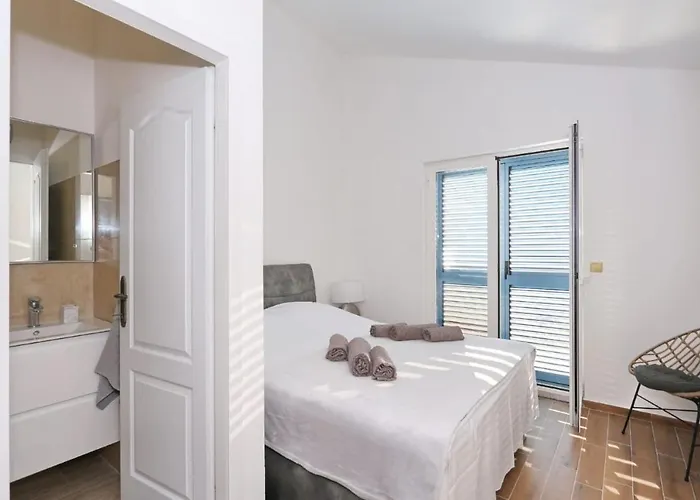 Front Victoria In Beautiful Nature - By Ta Leut Agency *