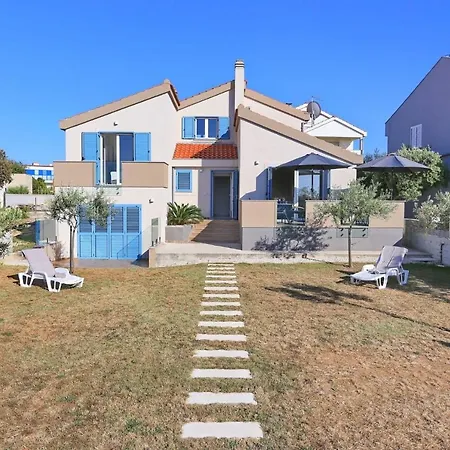 Front Victoria In Beautiful Nature - By Ta Leut Agency 빌라
