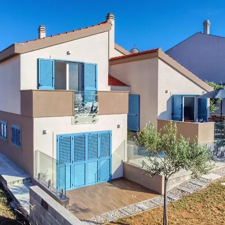 Front Victoria In Beautiful Nature - By Ta Leut Agency * Zaton (Zadar)