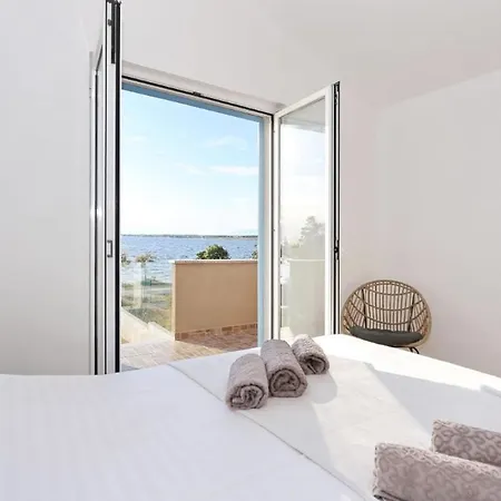 Front Victoria In Beautiful Nature - By Ta Leut Agency Villa