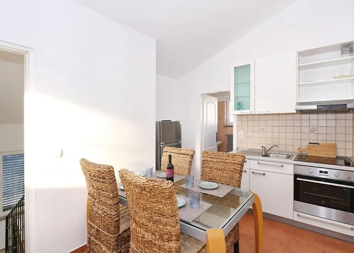 Front Victoria In Beautiful Nature - By Ta Leut Agency Zaton (Zadar)