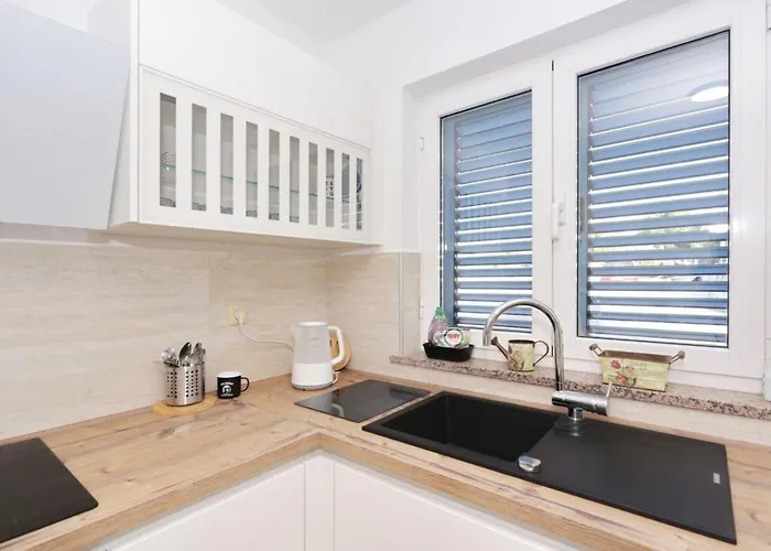 Front Victoria In Beautiful Nature - By Ta Leut Agency * Zaton (Zadar)