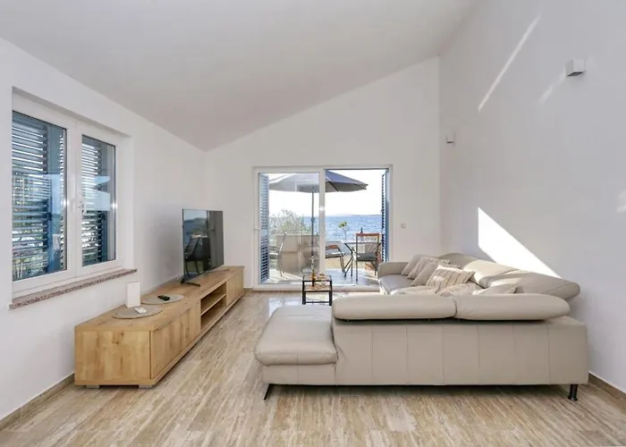 Front Victoria In Beautiful Nature - By Ta Leut Agency Villa