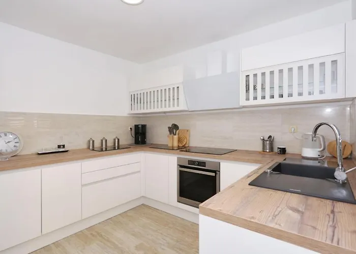 Front Victoria In Beautiful Nature - By Ta Leut Agency