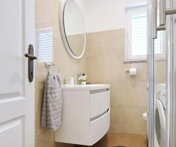 Front Victoria In Beautiful Nature - By Ta Leut Agency Zaton (Zadar)