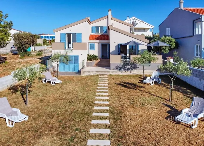 Front Victoria In Beautiful Nature - By Ta Leut Agency Villa *