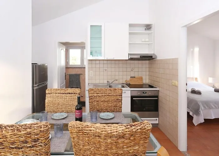 Front Victoria In Beautiful Nature - By Ta Leut Agency Zaton (Zadar)