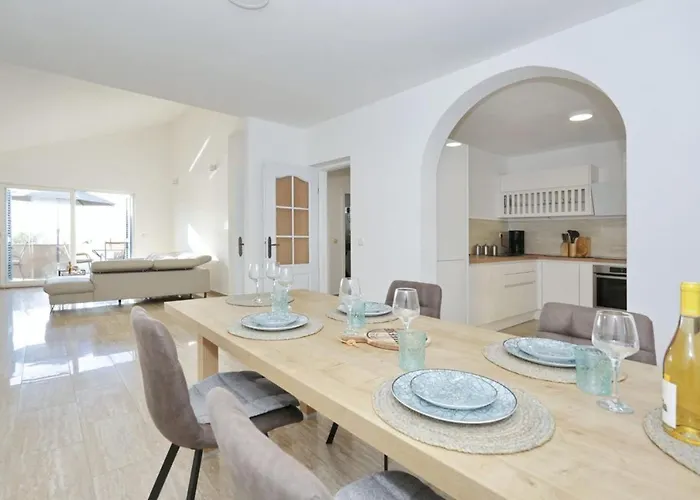 Front Victoria In Beautiful Nature - By Ta Leut Agency *